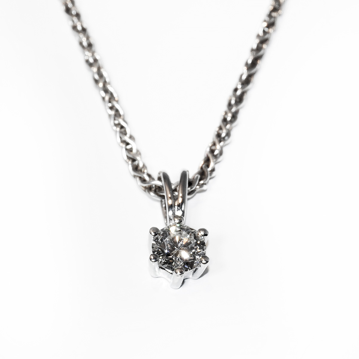 Haakonsen Ina anheng i hvitt gull 0.50 ct.