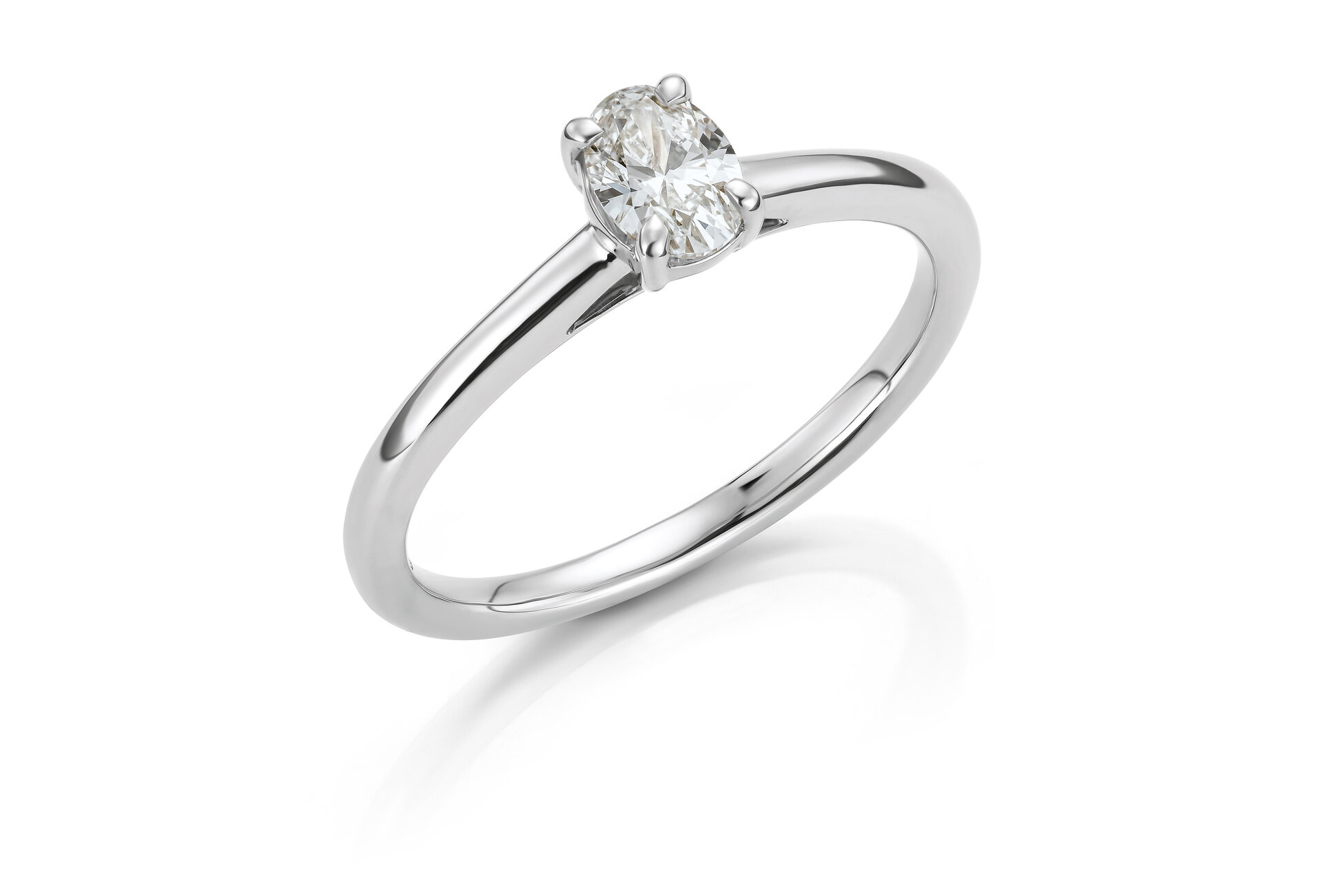 Haakonsen ring i hvitt gull med oval diamant 0.42 ct.